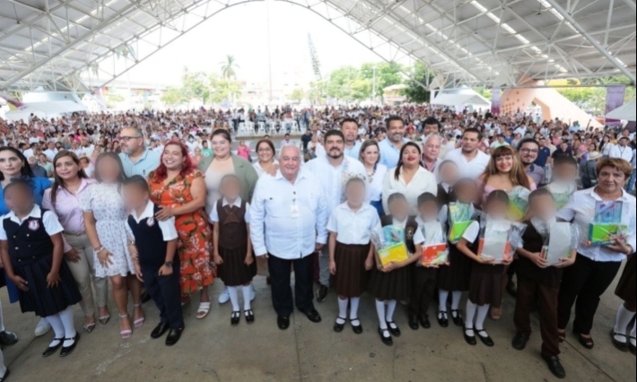 Zenyazen Escobar acude a entrega de 14 mil kits de útiles escolares en Poza Rica