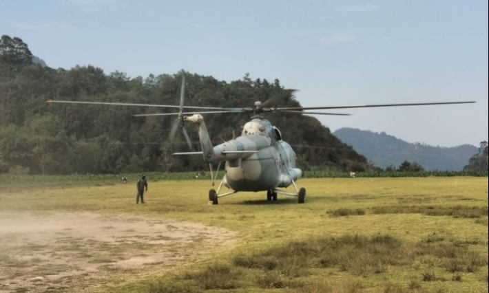 Helicóptero de la Sedena se suma al combate del incendio en Quimixtlán