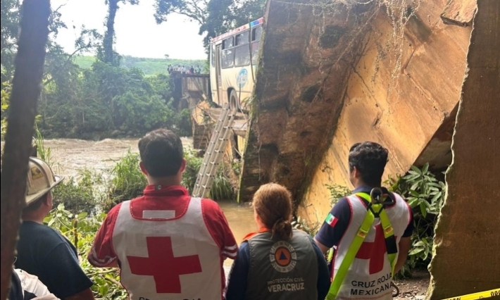 Colapsa puente y camión cae a un río en Omealca; un muerto y seis heridos