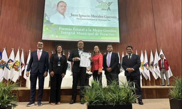 Ignacio Morales Guevara recibe el Premio Estatal a la Mejor Gestión Integral Municipal