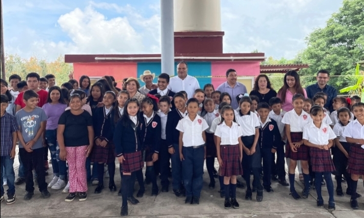 Inauguran ciclo escolar en Altotonga con entrega de techado escolar en Malacatepec