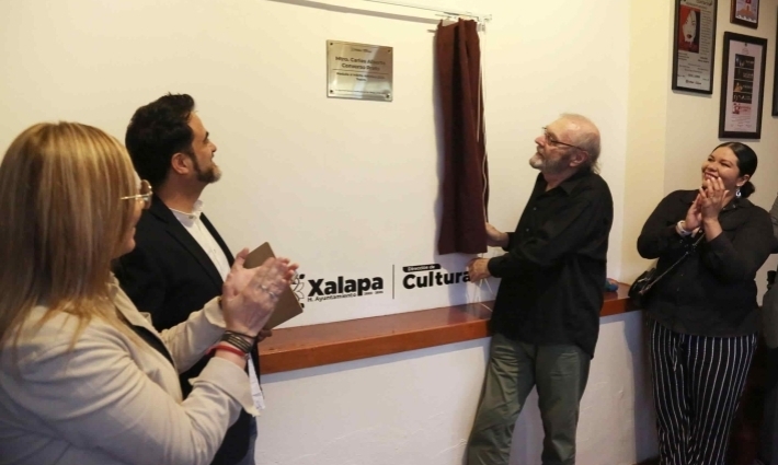 Develan placa en honor a Carlos Converso