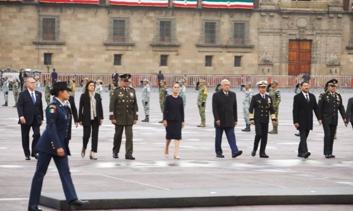 El presidente encabeza ceremonia de izamiento de bandera por víctimas de sismos