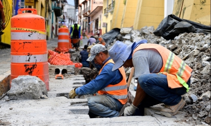 Continúa reparación de red sanitaria en la calle Revolución