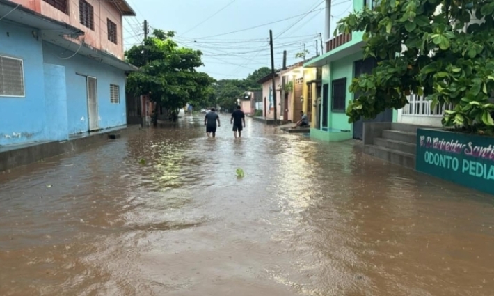 Intensas lluvias desbordan ríos y colapsan casas por depresión tropical en Oaxaca