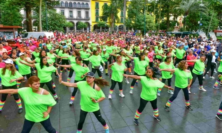 Rutina masiva de zumba en el parque Juárez