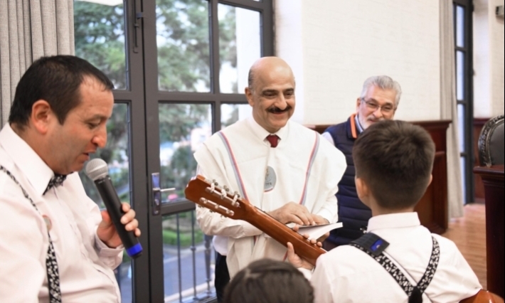 Recibe Ricardo Ahued a estudiantes de música de Colombia 