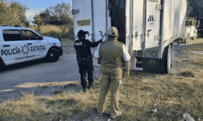 Fueron encontrados 80 migrantes en la caja de un tractocamión en la autopista Puebla-Orizaba