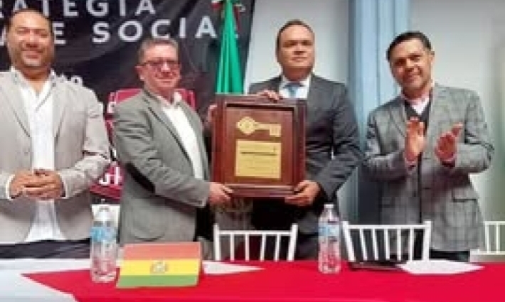 Embajador Extraordinario de Bolivia recibe la llave del municipio de manos de Nacho Morales