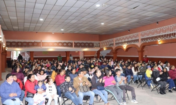 Entrega Granjas Carroll 200 becas a hijos de sus colaboradores