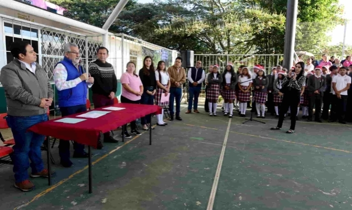 Entrega Alberto Islas equipo de cómputo a Telebachillerato de la colonia Higueras