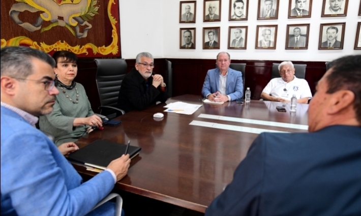 Recibe Alberto Islas a cronistas del estado