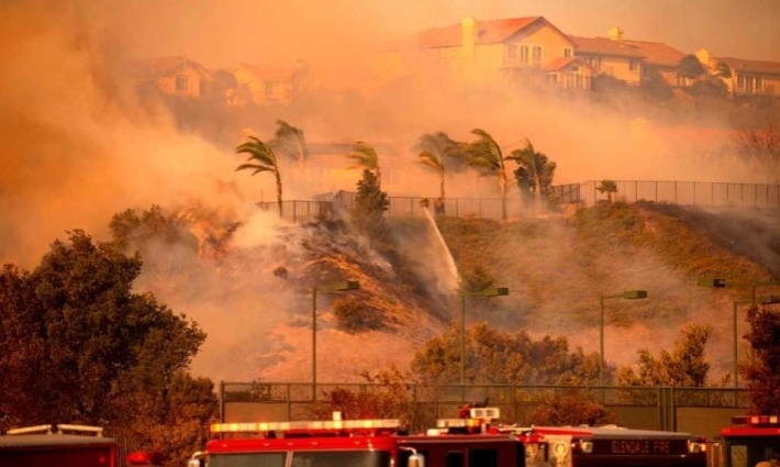 Obligan incendios en California el desalojo de más de 80 mil personas