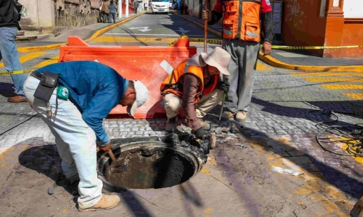 Realizan Ayuntamiento y CFE rehabilitación de registros en la calle Clavijero