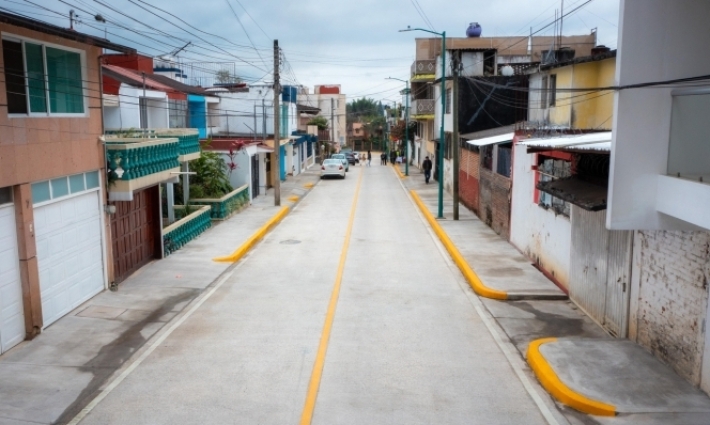 Alberto Islas entrega obra de pavimentación