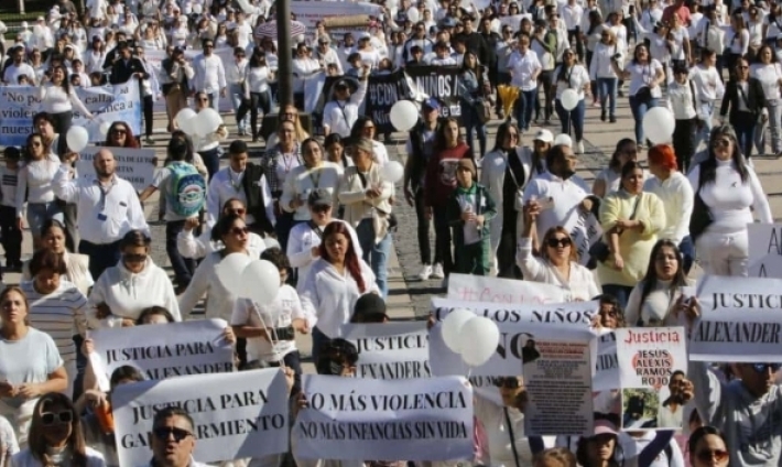 Sinaloenses exigen renuncia de Rocha Moya en marcha por la paz