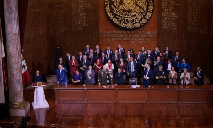 Sheinbaum llama a la unidad ante presiones de EU en aniversario de la Constitución