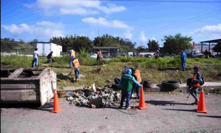 Realiza Ayuntamiento jornada de limpieza y dignificación en la Central de Abasto