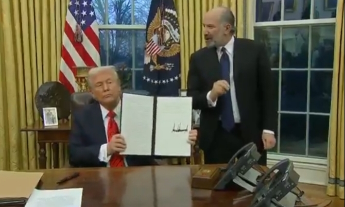 Trump firma decretos que imponen aranceles 25% al acero y al aluminio