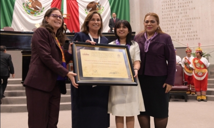 Gobernadora entrega el Premio Estatal a la Mujer a la mejor estudiante del mundo