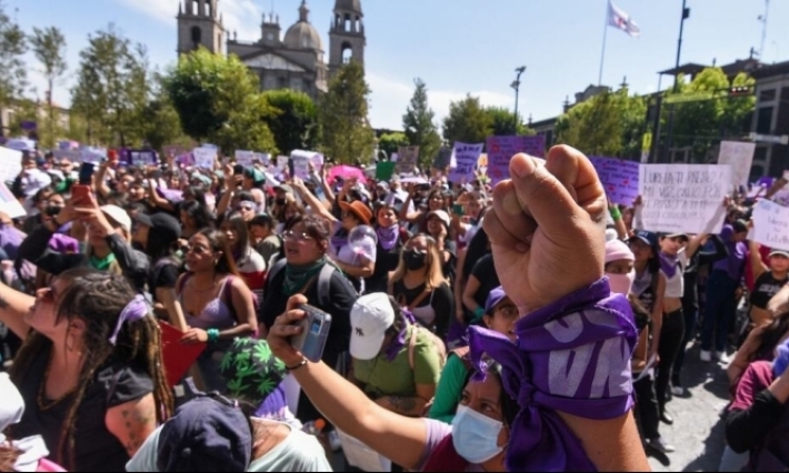 Contingentes se movilizan rumbo al Zócalo de la Cdmx por marcha del 8M