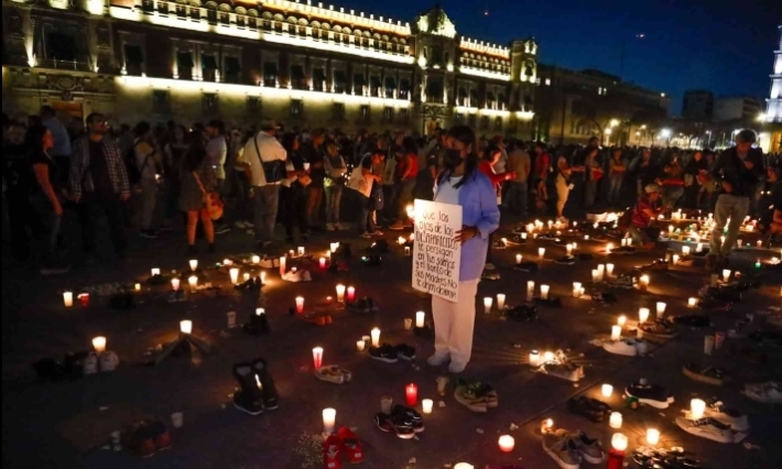 Se ilumina el zócalo en un grito silencioso para exigir justicia por los muertos en Teuchitlán